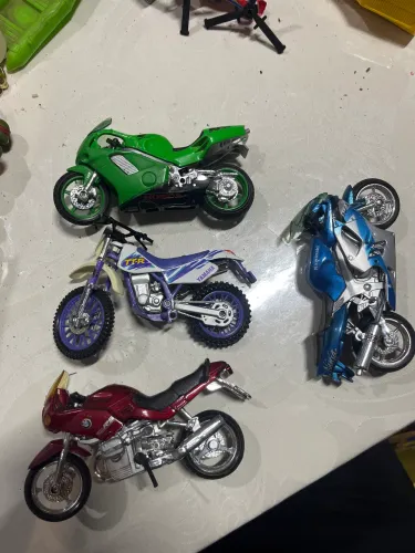 Lote 3 Miniaturas de Moto Maisto (Yamaha, BMW, Honda) + Ninja com avaria de brinde