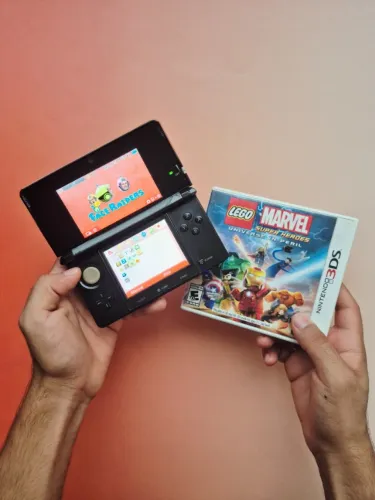 Nintendo 3DS Preto 8Gb + Jogo Lego Marvel Super Heroes + R4 Lotado de Jogos