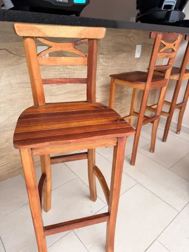 Banquetas de madeira para área gourmet