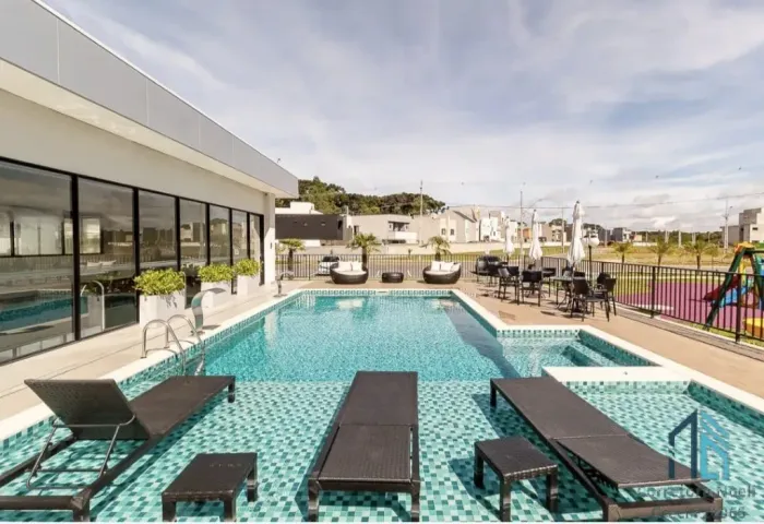 Casa em condomínio clube, 03 quartos c/suíte, terraço, no Santa Cândida em Curitiba PR
