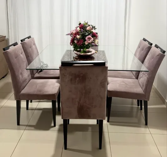 Mesa de Jantar Sofisticada com Tampo de Vidro e 8 Cadeiras Estofadas