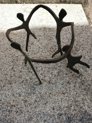 Escultura de metal antiga ciranda de família dois adultos, um menino e uma menina