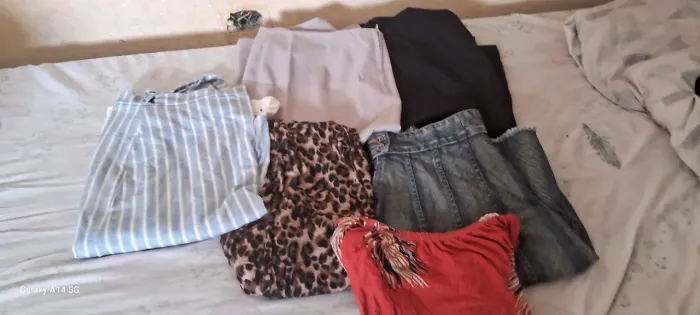 Vendo 05 saias em excelente estado, midi e no joelho, 44 e 46. Cores diversas , 1 blusa