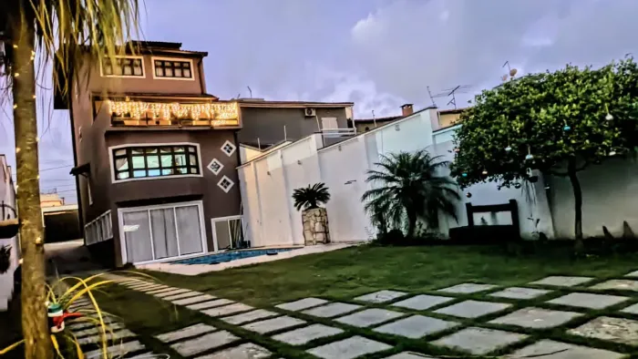 Sobrado com piscina tem 305 metros quadrados com 3 quartos em Vila Natal - Mogi das Cruzes