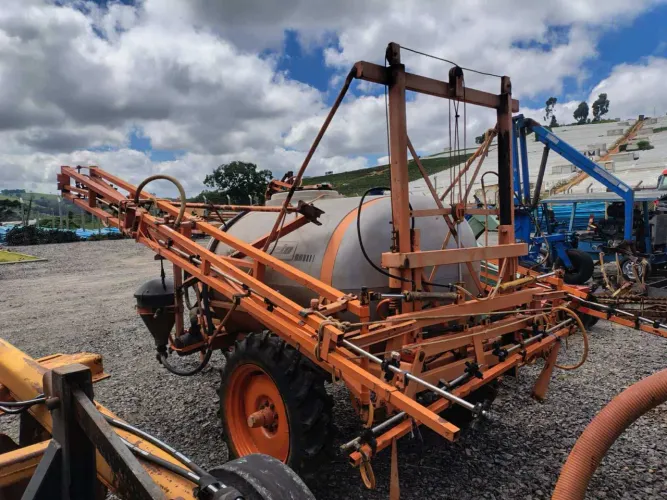 Pulverizador Jacto Culumbia Cross 2.000 lts 