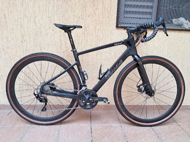 GRAVEL BLACK ORANGE STONE ELITE SHIMANO 105 - COM UPGRADES