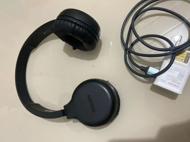 Fone Bluetooth Philips Preto com Cabo de Carregamento em Ótimo Estado