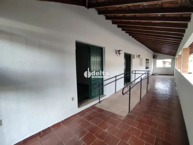 Casa com 4 quartos sendo 1 suíte, disponível para locação no bairro Lidice em Uberlândia-M