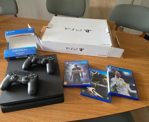 PS4 Slim + 2 Controles + 3 Jogos