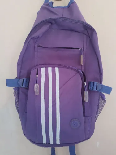 Mochila escolar ou para passeio roxa usada em boas condições