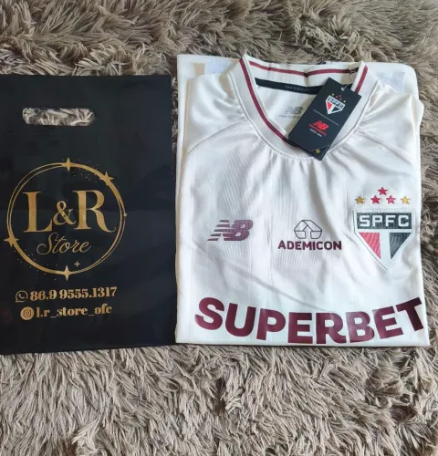 Camisa nova de loja