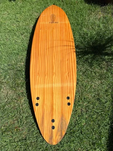 Prancha de surf de madeira