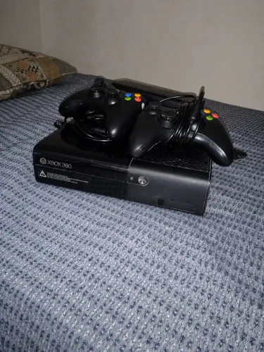 XBOX 360 DESBLOQUEADO (RGH) + 2 CONTROLES E JOGOS DIGITAIS