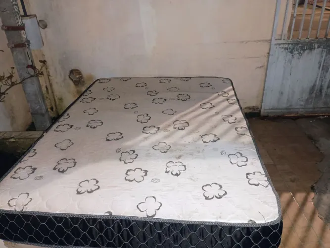 Vendo colchão de casal em ótimo estado entrego passo cartão de crédito