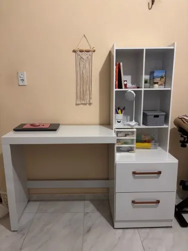 Escrivaninha com nichos e gavetas 