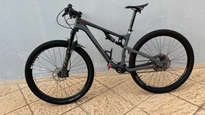 Bike full suspension de carbono aro 29 TAM 17