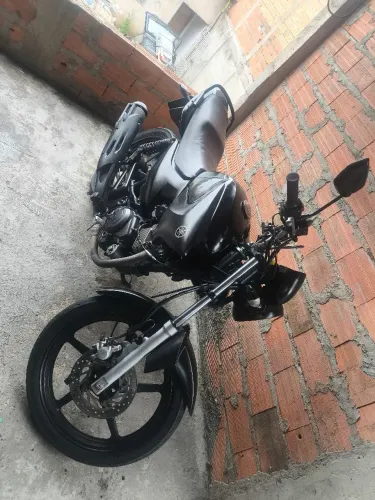 Vende-se Yamaha factor em excelente estado de conservação.