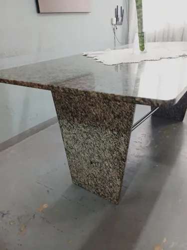 Mesa quadrada de mármore