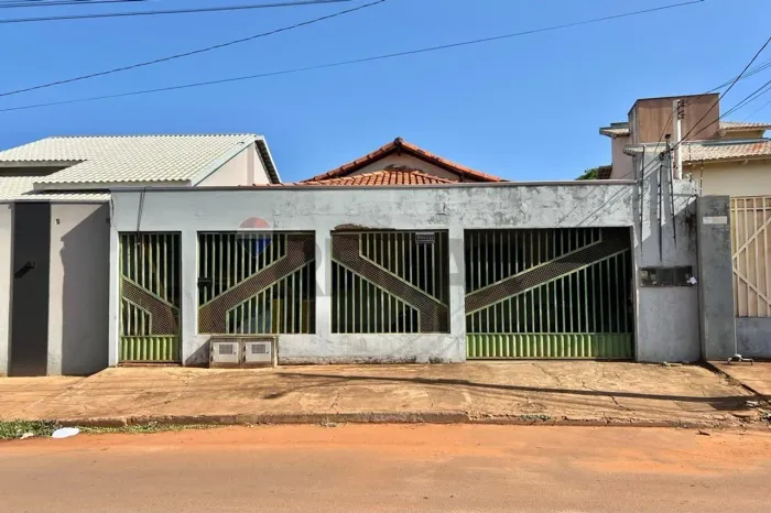 Casa á venda /3 quartos/ sendo 1 suíte / no Setor Urbanístico em Araguaína/ TO