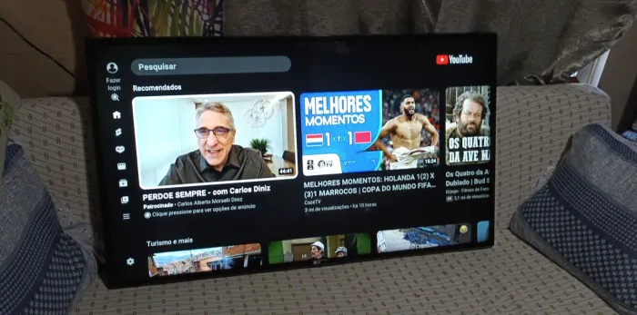 Smart tv LG 49 pol com pequena linha na tela mais nada que interfere no funcionamento