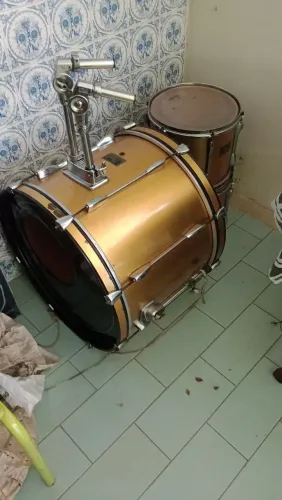 Bumbo e dois tons bateria pearl 1990'(vendo separado)
