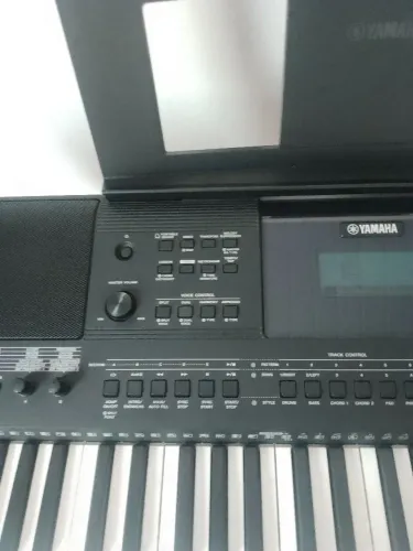 Vendo um teclado Yamaha psr E 453 incluindo suporte,fonte, capa almofadada com zíper 
