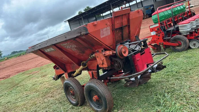 Distribuidor de Calcário e Adubo Jumil Líder 50 - 5.0 Ton - Ano 2005