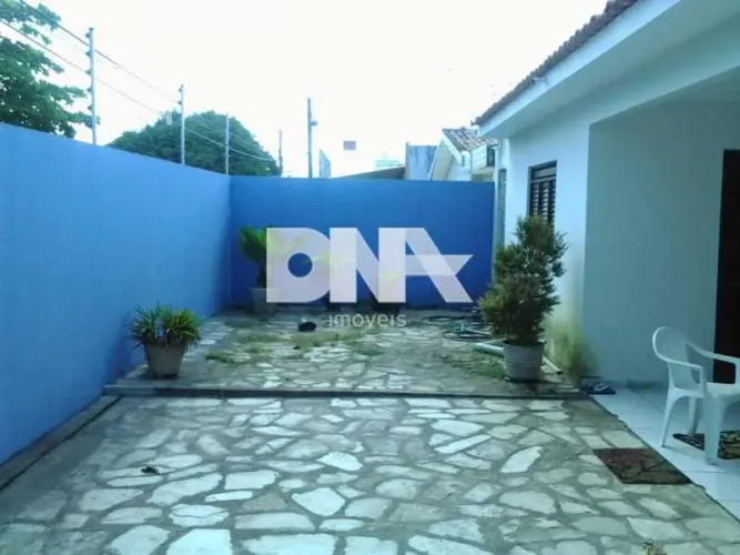 Casa de rua : Térrea / Residencial / Bancários