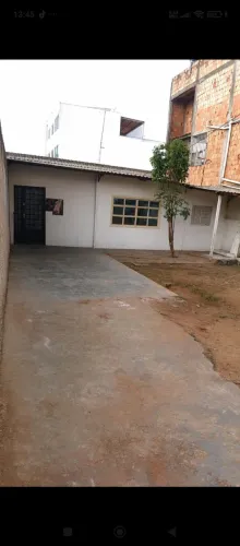 Lote com barraco no fundo