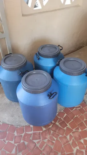 Tambores de óleo e ração 