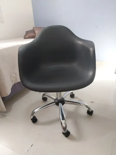 Cadeira giratória preta moderna estilo EAMES home office ou decoração excelente estado