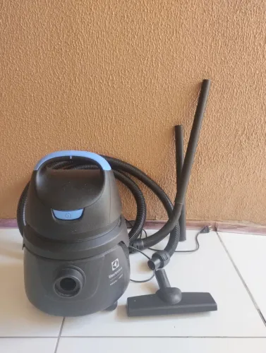R$ 200.00 - Aspirador de pó e água.