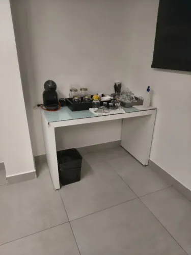 Mesa de escritório em MDF branco com tampo de vidro - 120x60