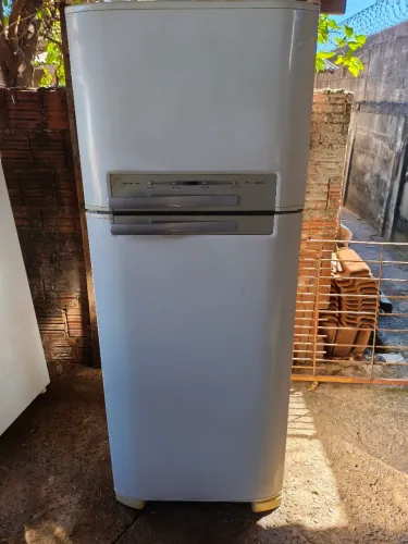 Geladeira DF 46 Frost Free.