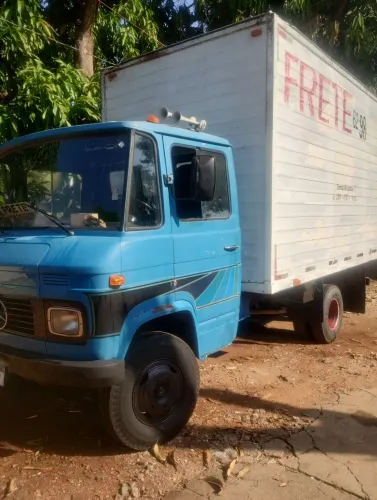 Caminhão baú 608