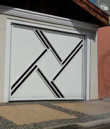 Portão modelo chapa lisa com design em tubo quadrado e ventilação