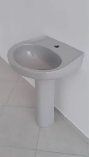 Lavatório (pia) com coluna cor cinza