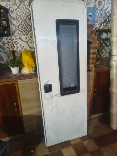Porta de motohome com mosquiteiro e blackout