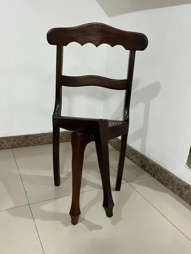 Cadeira pernas cruzadas