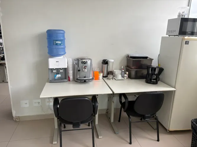 Mesa e cadeiras de escritório 