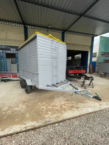 Carretinha Reboque Baú 2 Eixos com Freio - Especial para Drone Pulverizador Agrícola.