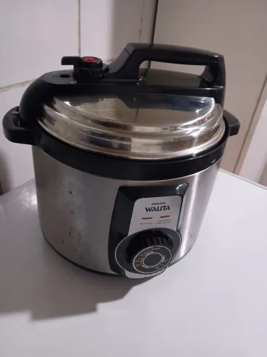 Panela de pressão nova usado só 2 vezes ,com alguns pontos de ferrugem no qual guardado
