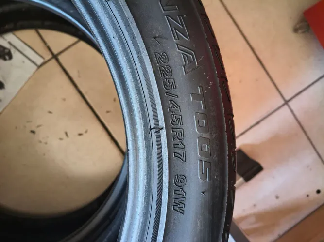 Vende-se dois pneus 224/45/17 Bridgestone. $ 150.00 os dois