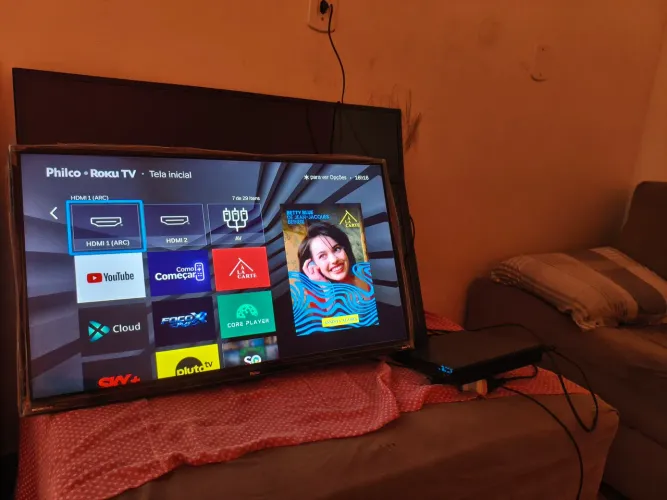 Estou vendendo uma TV Philco Roku completa com acesso à internet