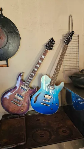 Vendo 2 guitarras usadas em estado de novo, 1 tagima New Blues autografada, e 1 Cort M600.