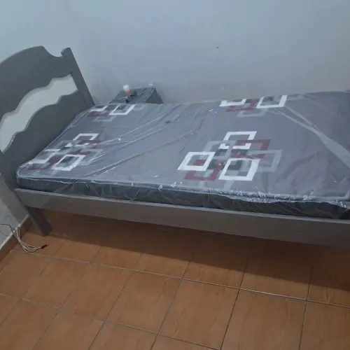 Cama de solteiro de madeira!!