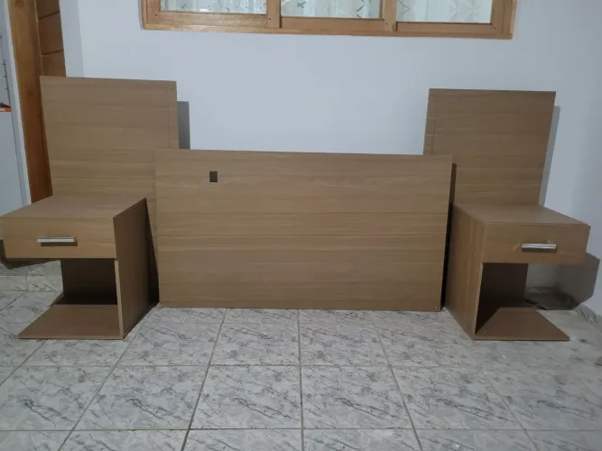 Cabeceira de cama com criado mudo