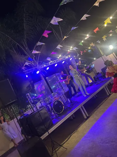 Estrutura de som luz e palco para comentos aniversários pequenos e grande
