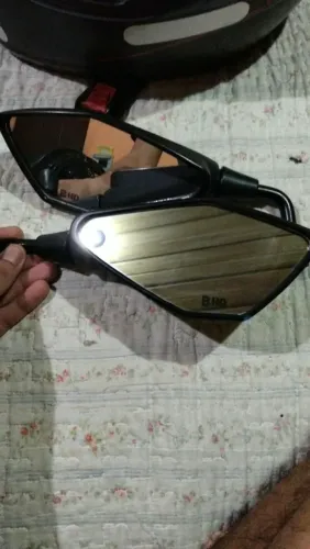 Vendo um par de retrovisores novos para qualquer moto