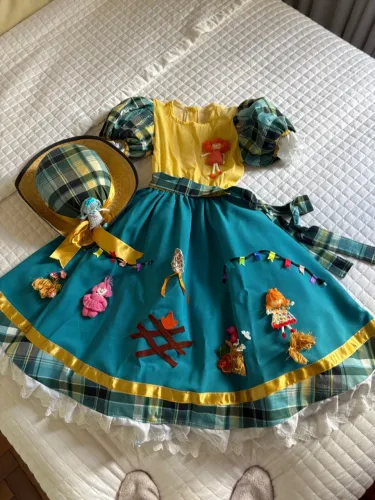 Vestido festa junina com aplicaçöes